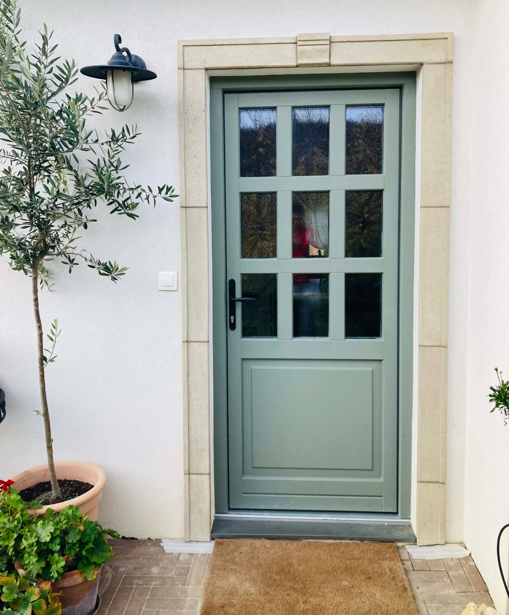 Provence-i bejárat kőkerettel, olajfával