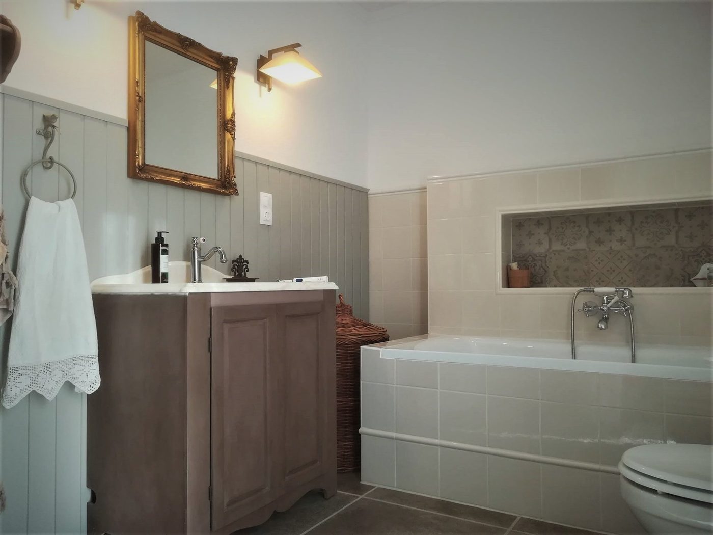 Provence-i fürdőszoba arany tükörrel