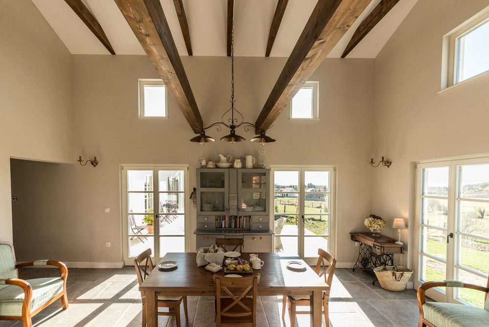 Fehér konyhasziget a gerendás konyhában